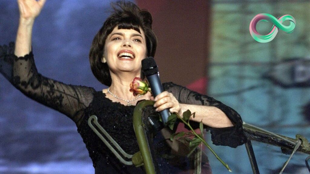 Mireille Mathieu : Découvrez la Vie et la Carrière de la Célèbre Chanteuse à 77 Ans